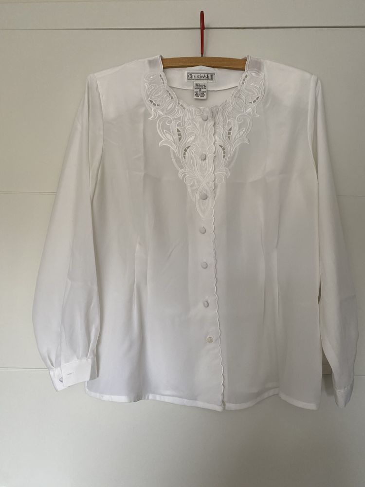 Biała bluzka z haftem i guzikami Made in Korea