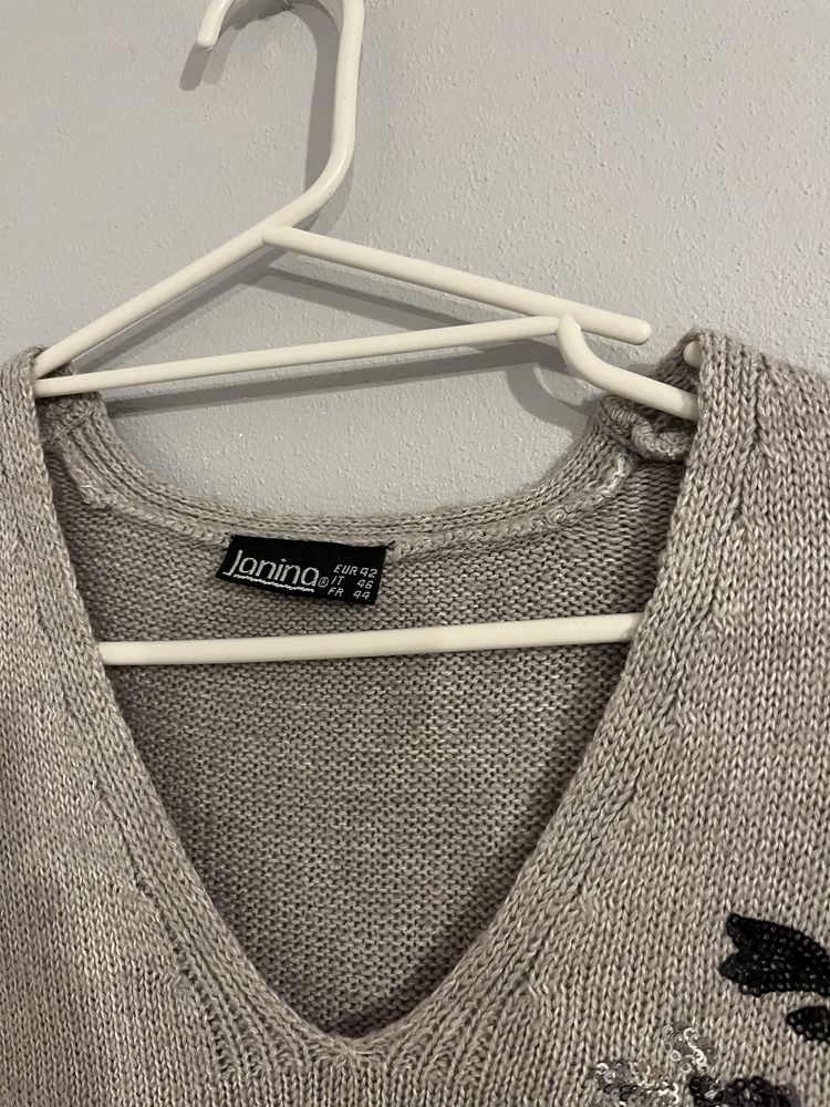 Szaro-beżowy sweterek