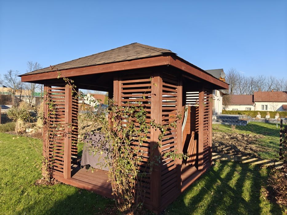 Altana ogrodowa z drewnianą podłogą.