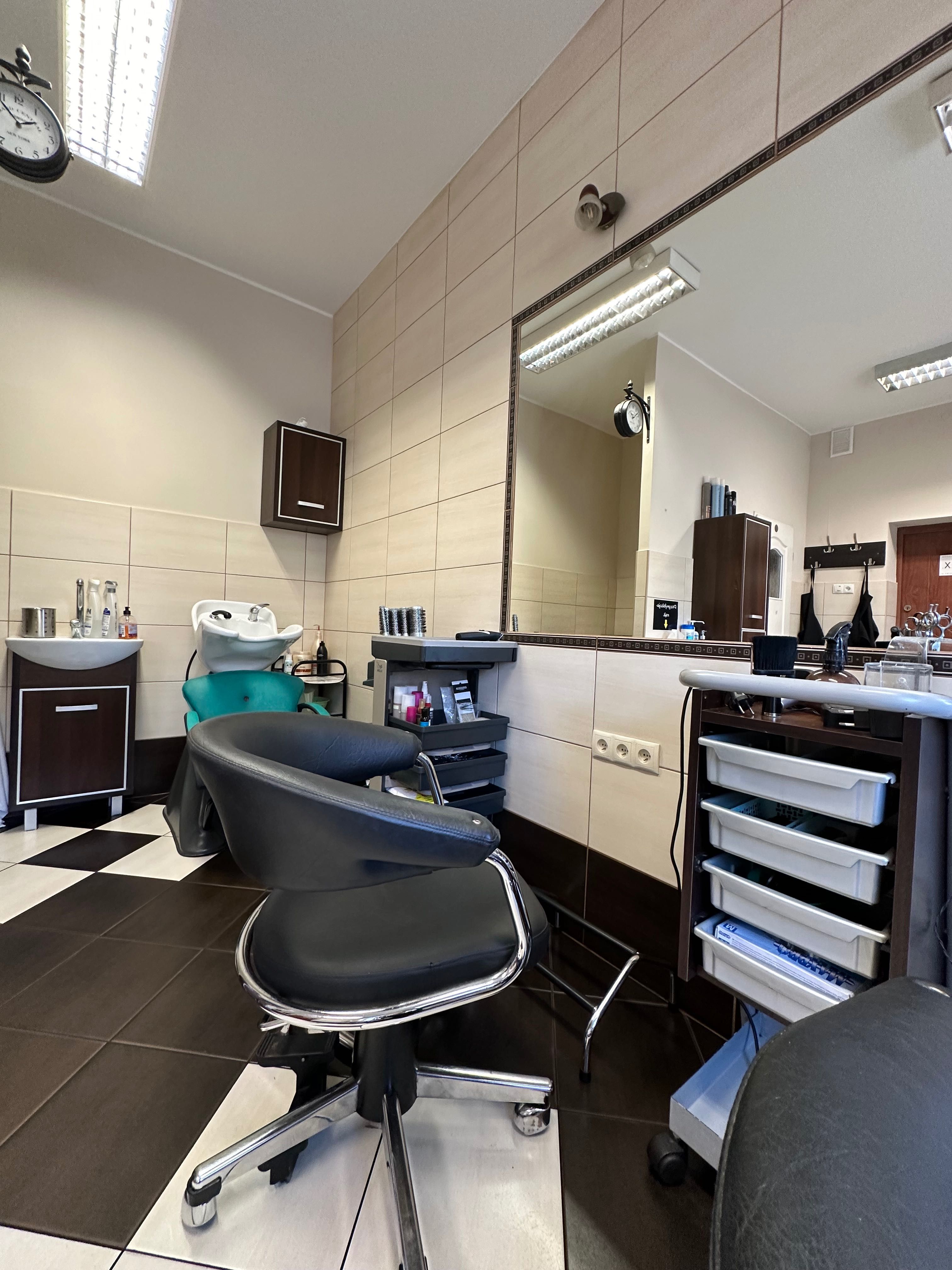 Lokal bezczynszowy Salon fryzjerski Barber na sprzedaż centrum Otyń