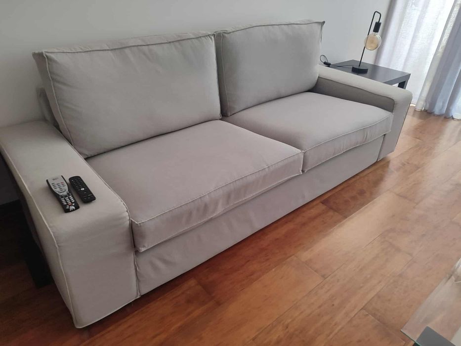 Conjunto de sofás em cinza claro.