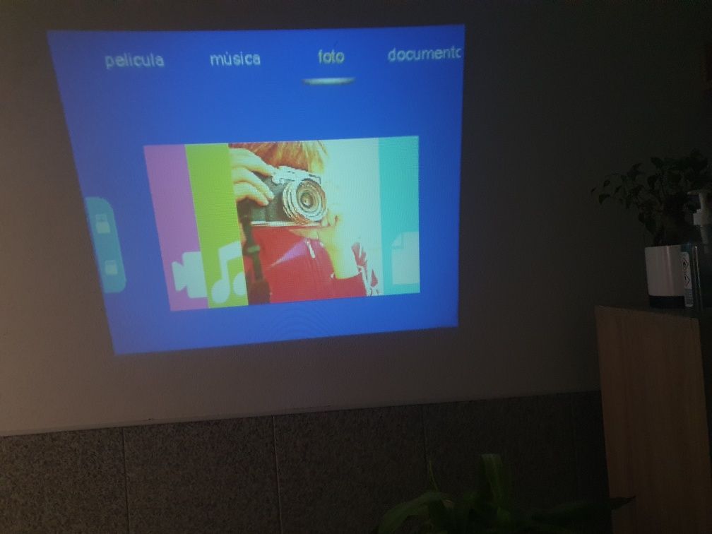 Projetor Full HD 1080p com HDMI – Negociável