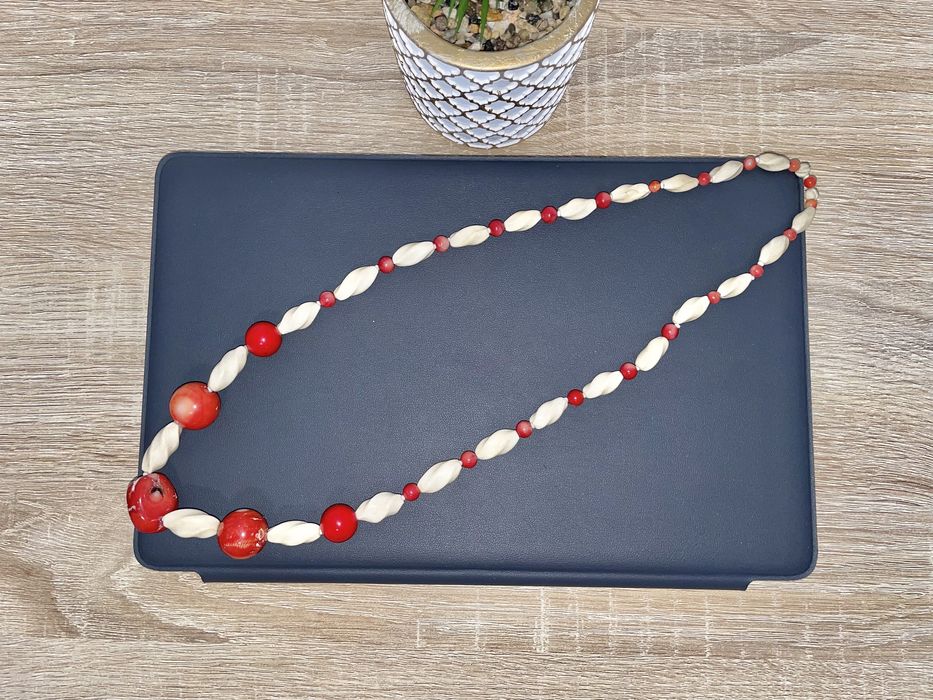 Colar de coral e material nobre