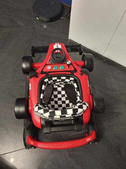 Interaktywny chodzik wyścigówka Formuła 1