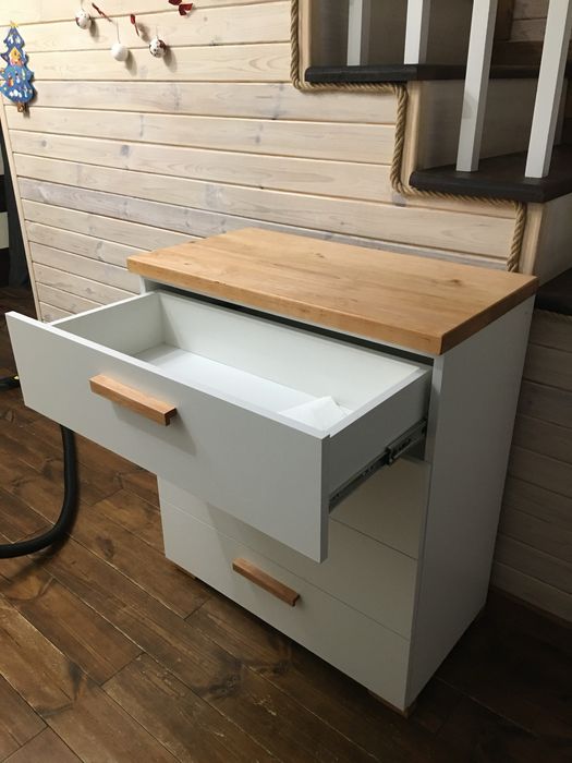 Комод з елементами дерева