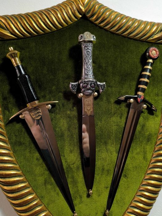 Expositor de parede em madeira, com 3 adagas