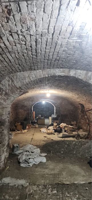 Комерційне приміщення центр міста вул. Головна 14 площа 200 кв.м