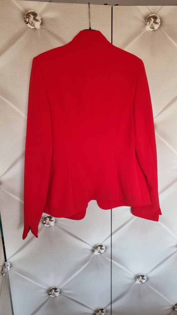 Czerwony żakiet lidera Mary Kay r 36