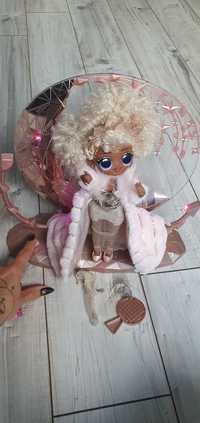 NYE Queen,Lalka L.O.L. Surprise: OMG Movie Magic Doll, stojak