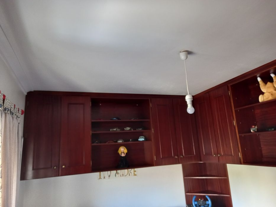 Estantes em mogno tenho 2 módulos iguais