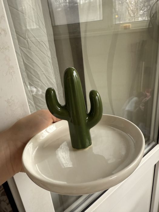 Коамічна підставка для каблучок з кактусом