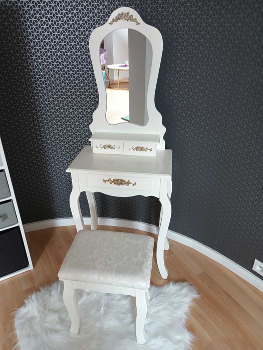 piękna toaletka konsola z lustrem i taboretem złote zdobienia