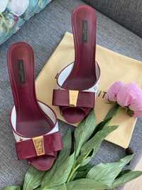 Mule na obcasie burgundowe Louis Vuitton