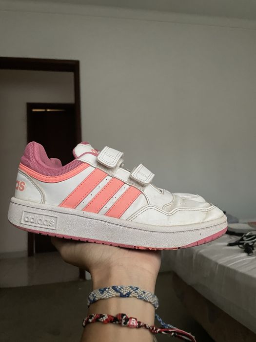 adidas brancas e cor de rosa