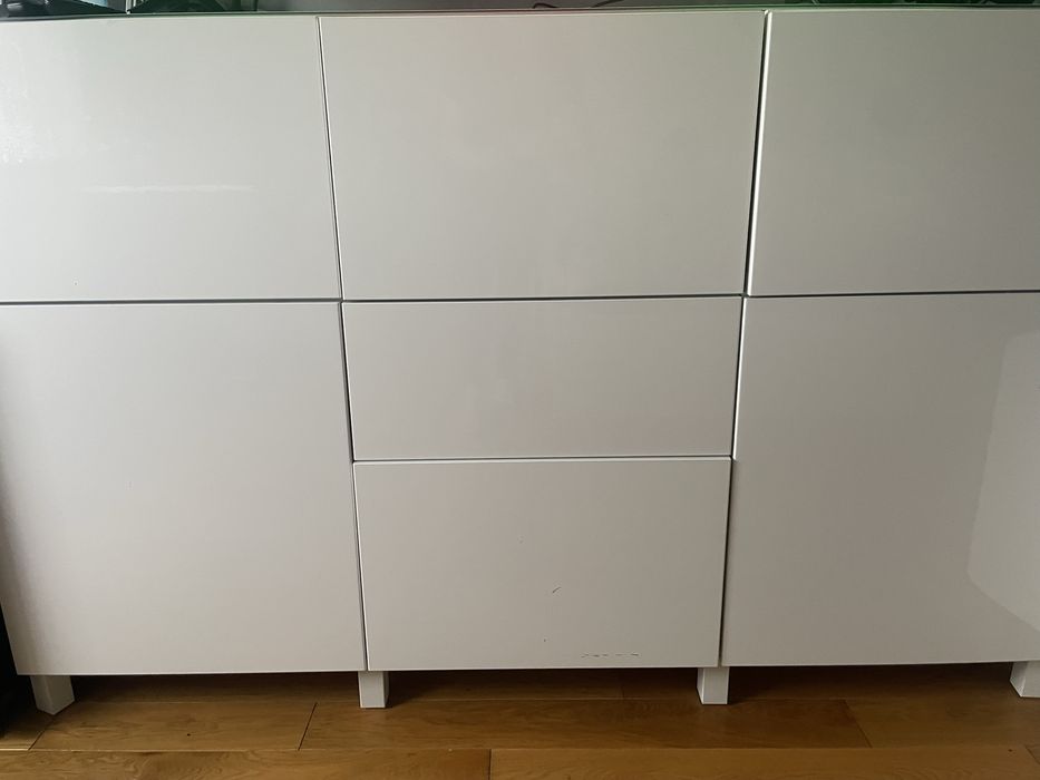 Biala komoda w polysku