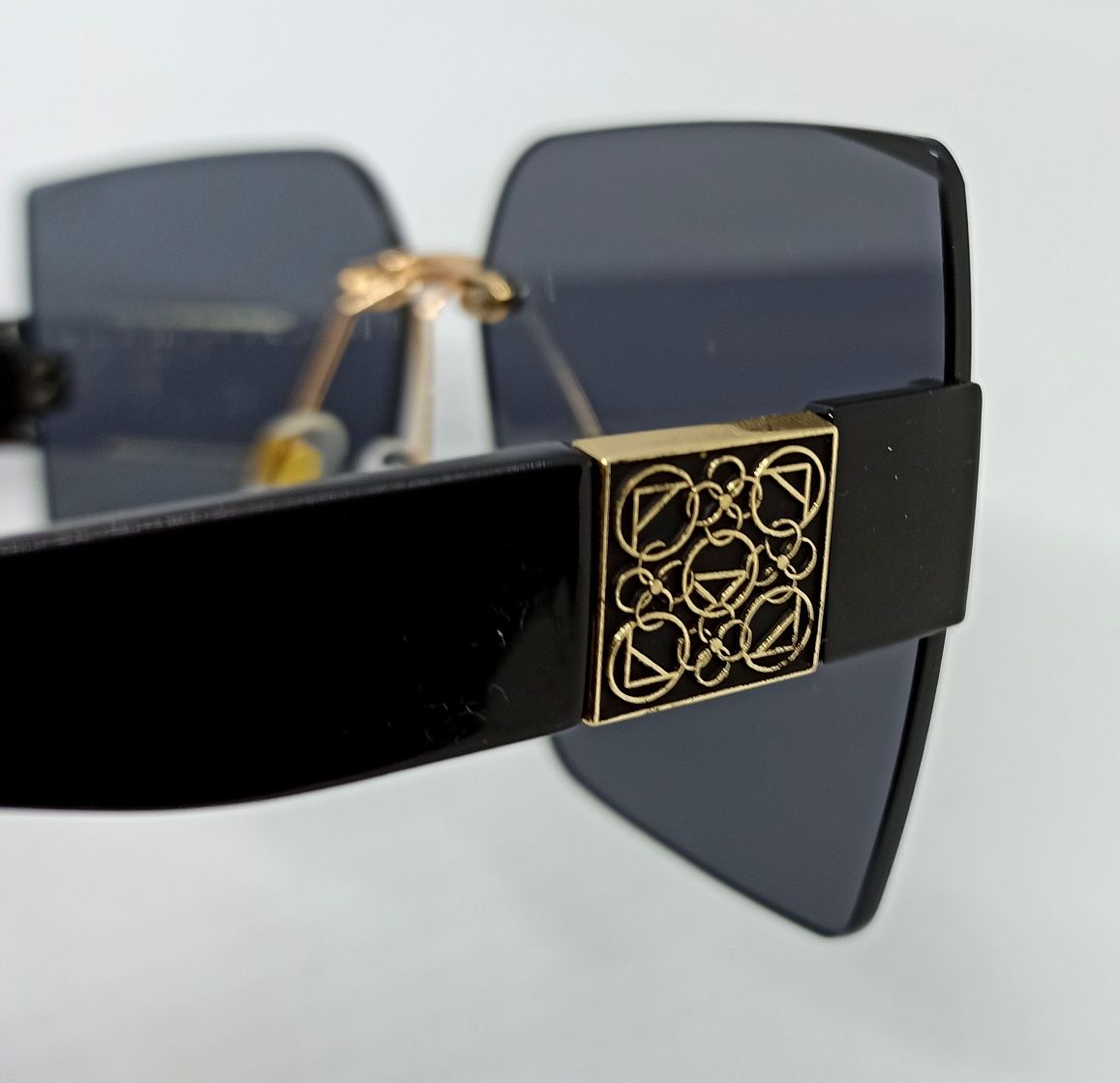 Брендовые очки женские солнцезащитные черные с золотым лого 9036