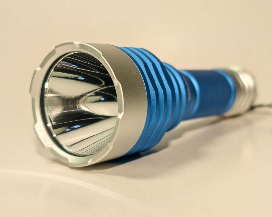 Mocny szperacz na bazie Convoy C8+, zasięg 880m, moc 2400 lumenów