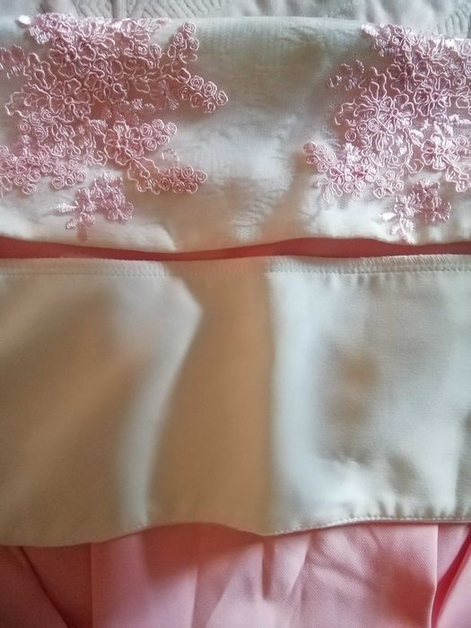 Sukienka damska zdobiona wstawkami haftowanymi