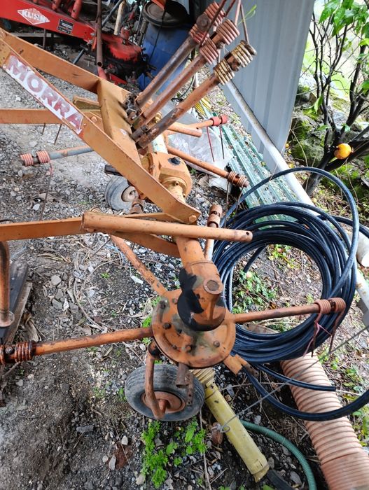 Mexedor/espalhador de feno Morra