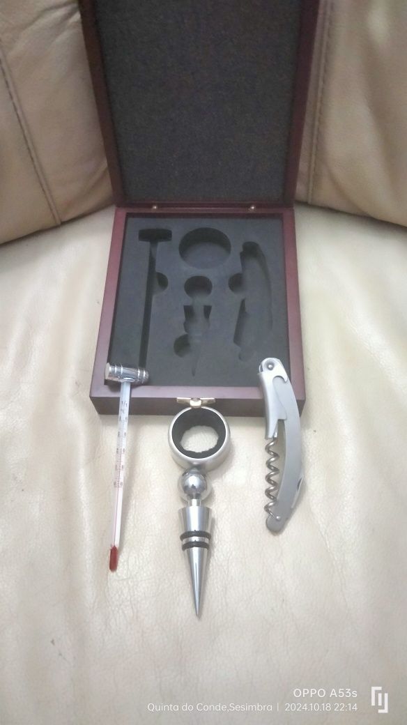 Caixa com utensílios para garrafas de vinho
