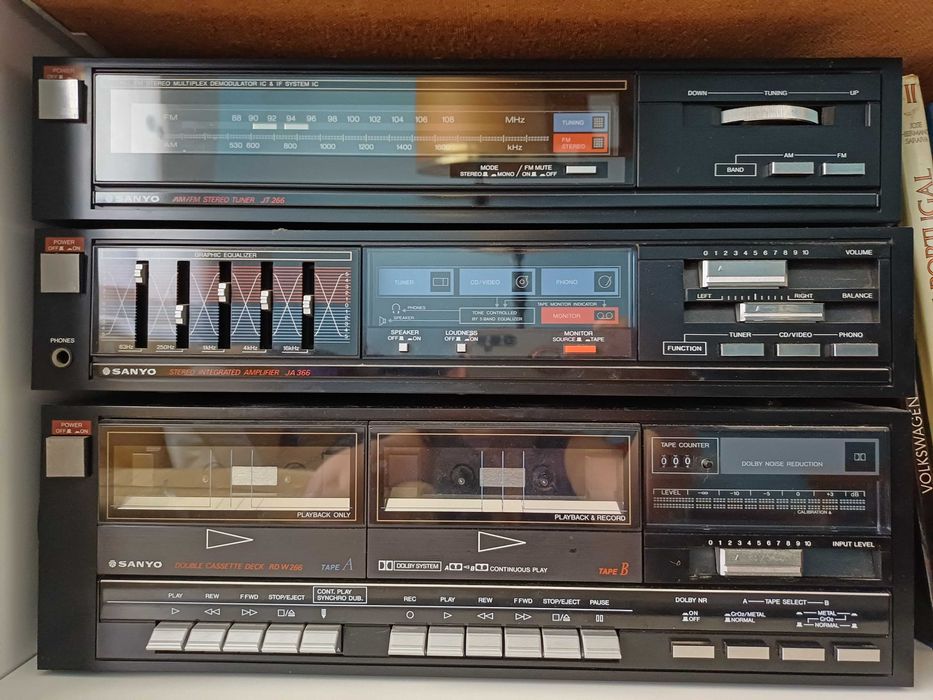 Aparelhagem com gira discos, 2 decks de cassetes, radio Sanyo