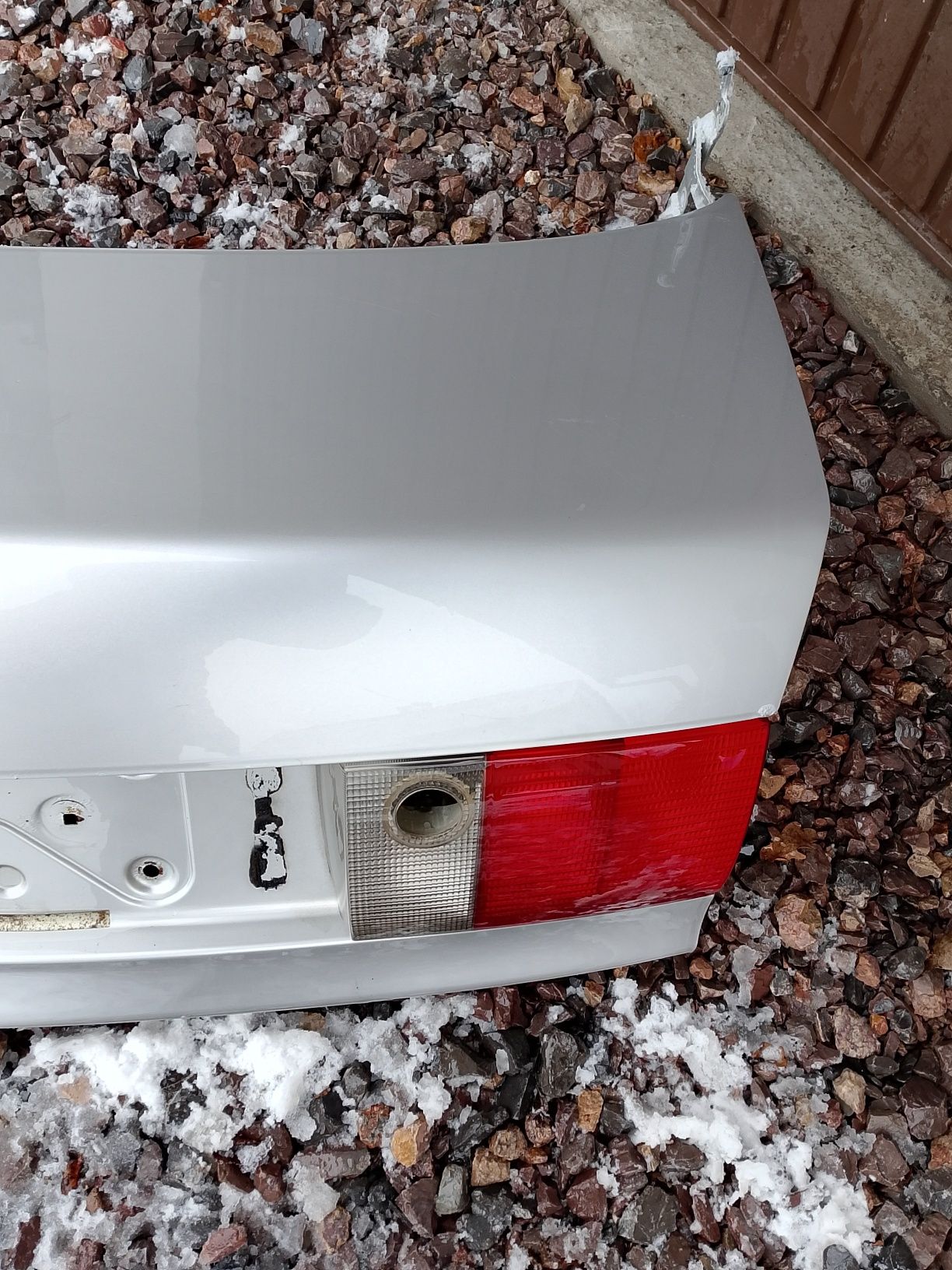 Klapa tylna bagażnika Audi 80 B4 srebrna gola, bez lamp