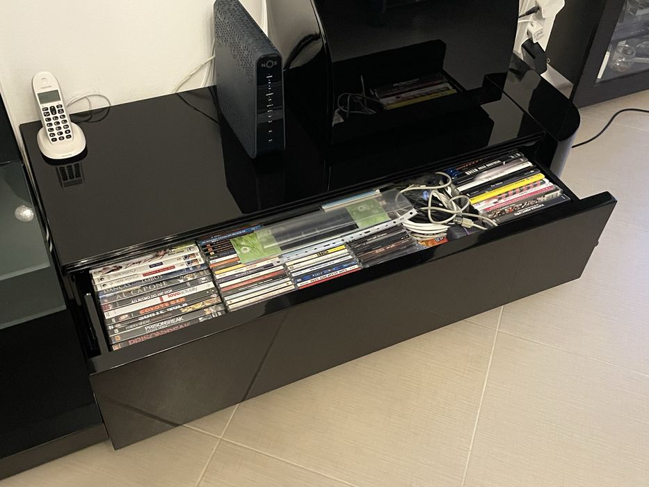 [alternativa IKEA] Movel lacado alto brilho com garrafeira