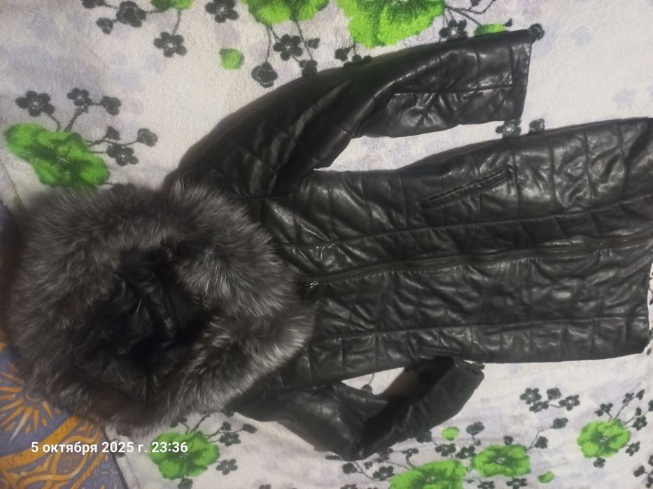 Куртка шкіряна DONGSA XL чорна з меховим коміром та капюшоном.