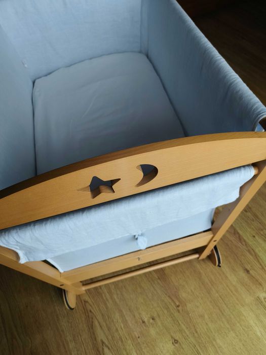 Berço de bebé de madeira