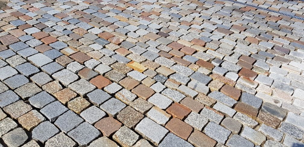 Starobruk granit cięty płomieniowany kostka granitowa kamień polny bru