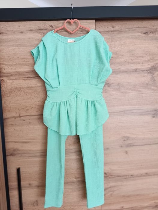 Zestaw w kolorze mięty, bluzeczka i spodnie 134/140