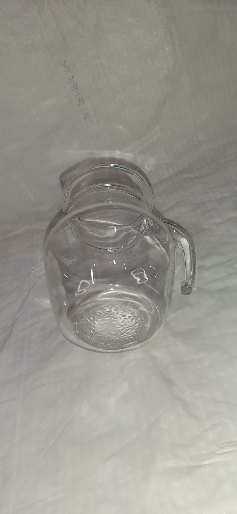 Mały dzbanek szklany na wodę