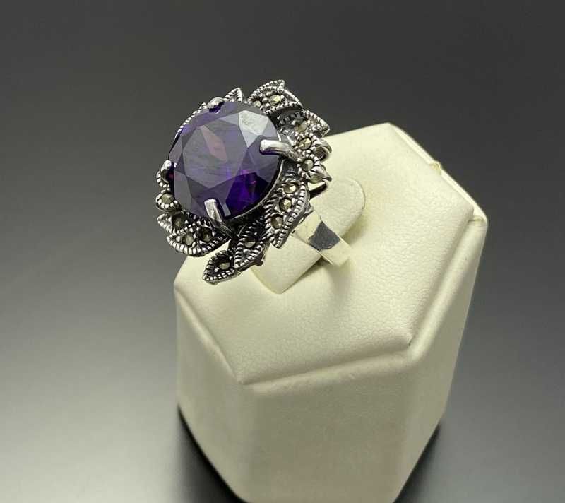 Srebrny pierścionek z fioletowym oczkiem Ag925 r17