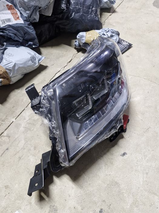 Lampa przod lewa Toyota Hilux Revo