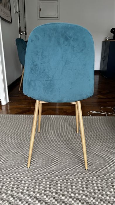 Cadeiras em veludo e pés de madeira