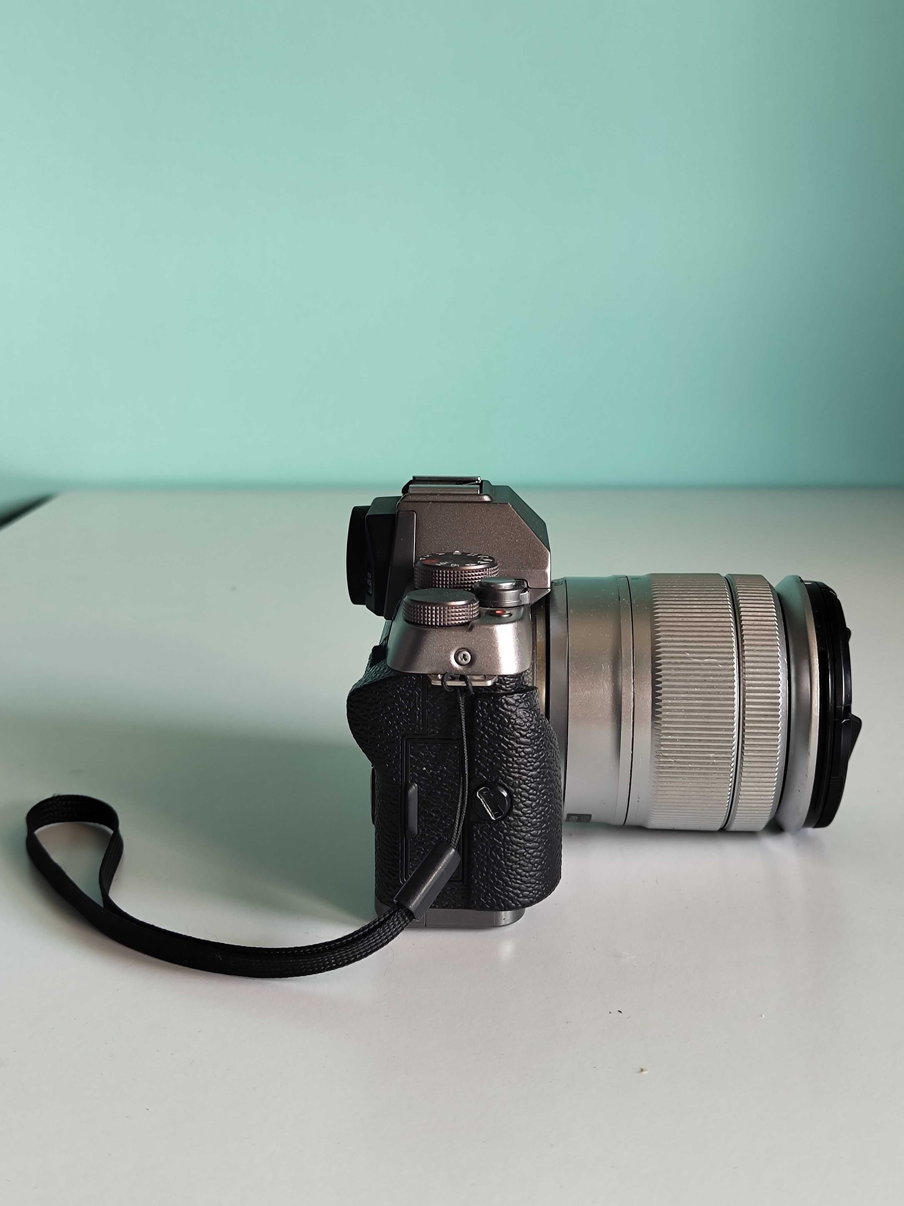 Fujifilm X-T100 z obiektywem
