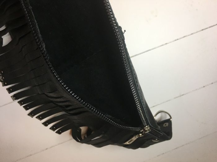 Поясная сумка с бахромой из натуральной кожи.