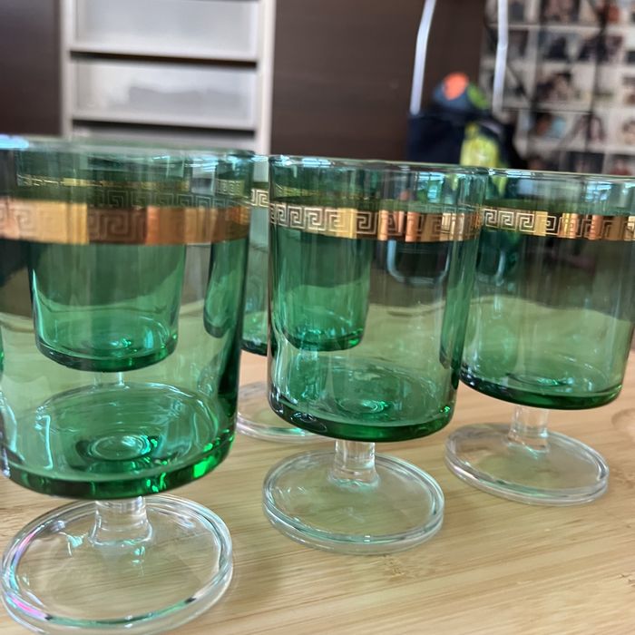 Copos em vidro verde com decoração dourada