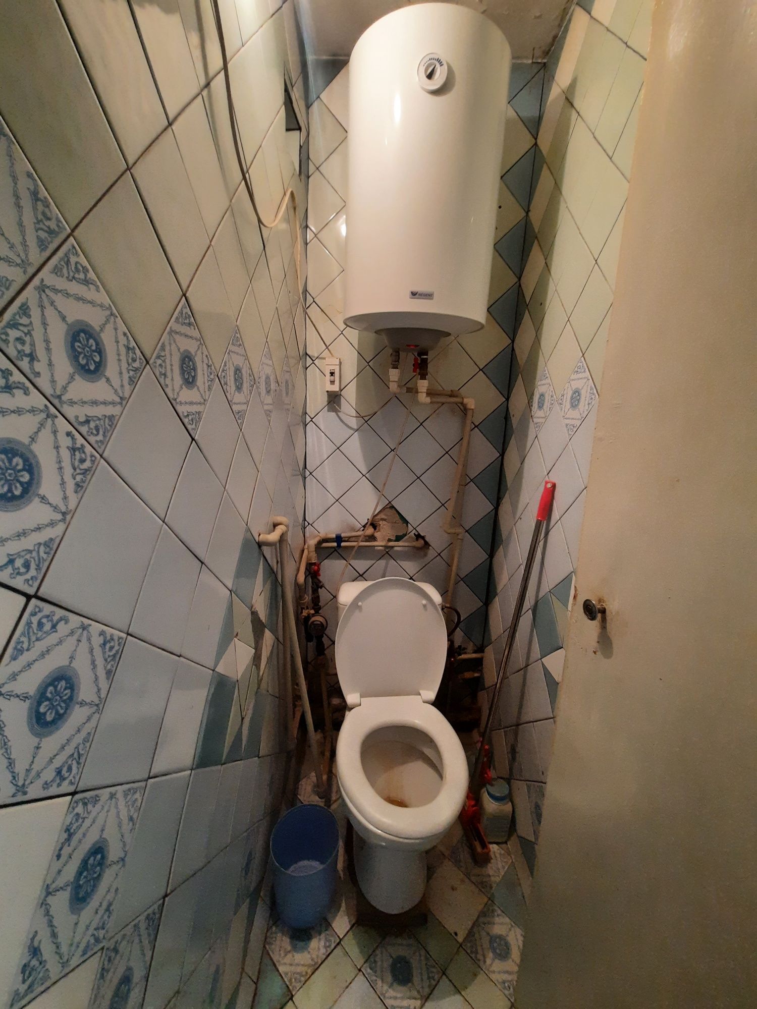 Продам 2к чешку 2-й этаж, кирпичный дом.