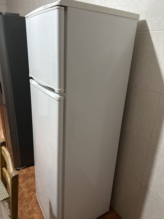 Geladeira  usada , mas finciona maravilhosamente .