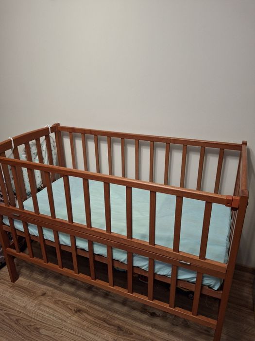 Дитяче ліжечко з балдахіном,матрасом боковинками і постільним