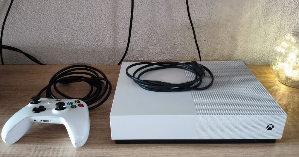 Xbox One S Branca - Excelente Estado! - Inclui Comando Original