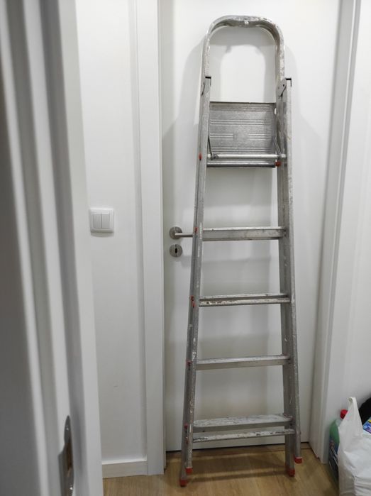 Escadote com 5 degraus em aluminio