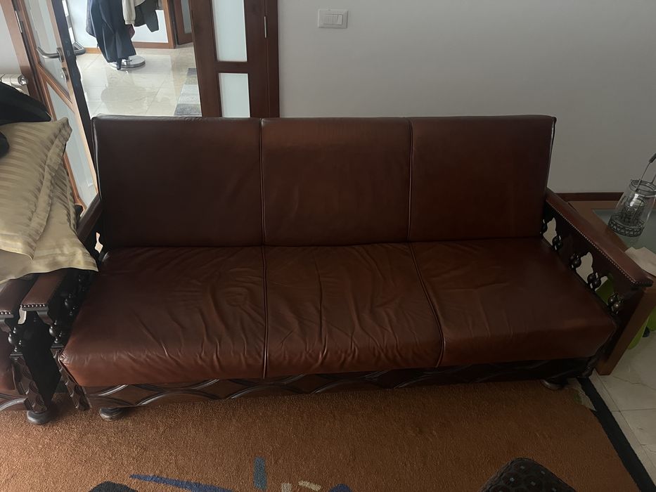 Sofá em pele castanha bom estado
