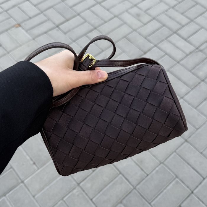 Жіноча сумка крос-боді з плетеної екозамші в шоколадному кольорі