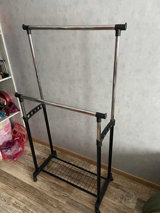 Пересувна вішалка для спальні