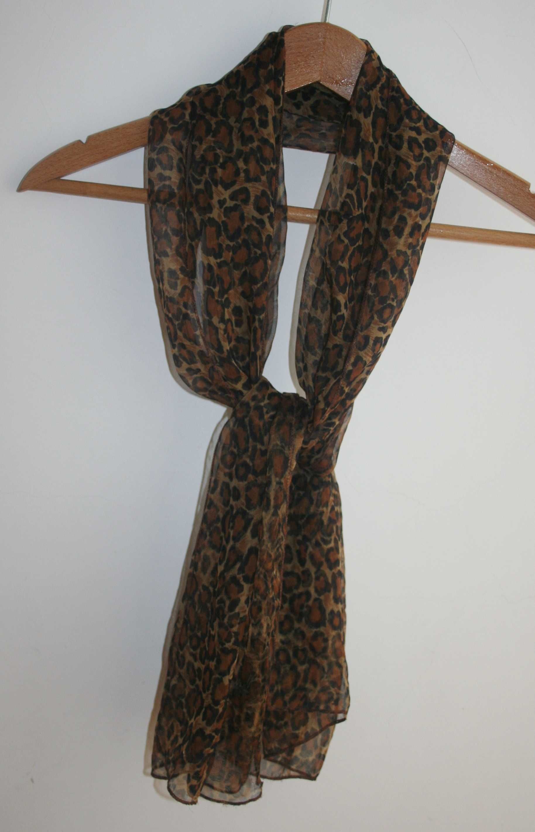 Écharpe 
148 cm x 52,5 cm