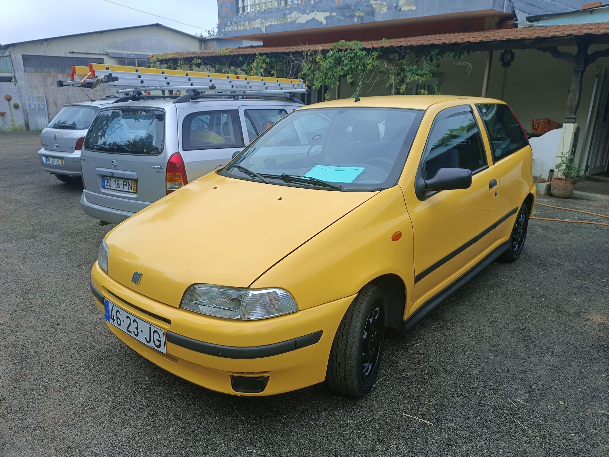 Fiat Punto 55S 

-Ano 1997
-Motor 1.1 Fire
-Gasolina 
-Manua
