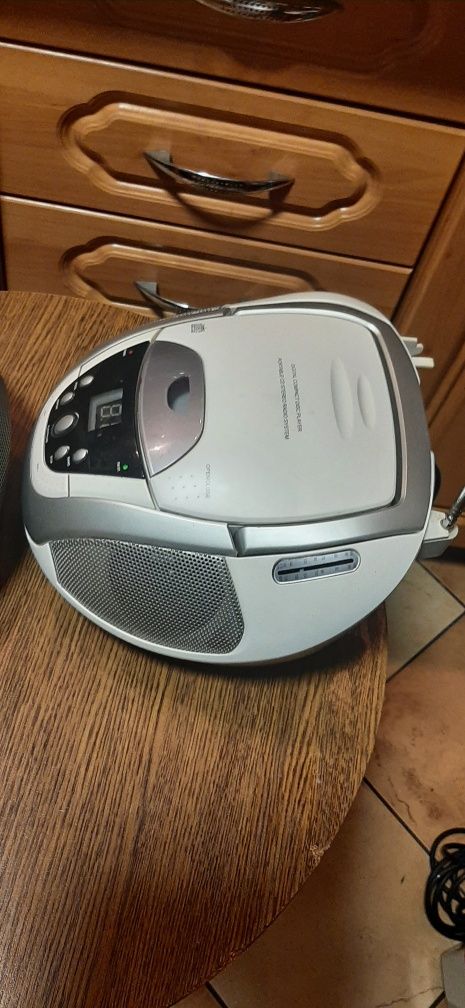 Radio CD Watson model RP 5879 radio sprawne bialy drugi uszkodz gratis