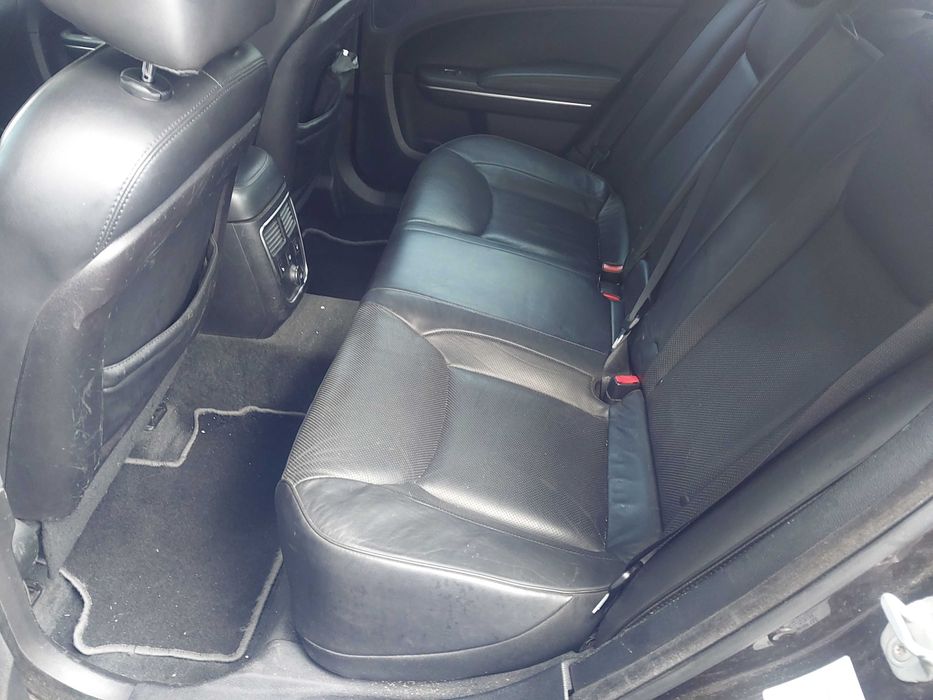 Lancia Thema z uszkodzonym silnikiem